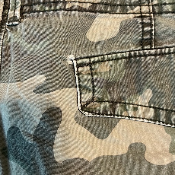 Camouflage Low Rise shorts size 12 cargo - Picture 4 of 5